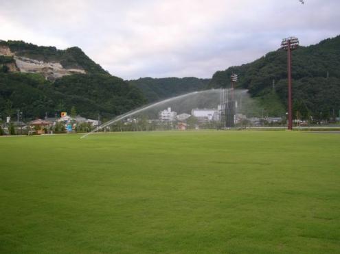 【グランド散水】運動公園グランドの芝の散水（岡山県新見市）