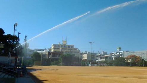 【グランド散水】校庭グランドの粉塵防止散水（沖縄県浦添市）